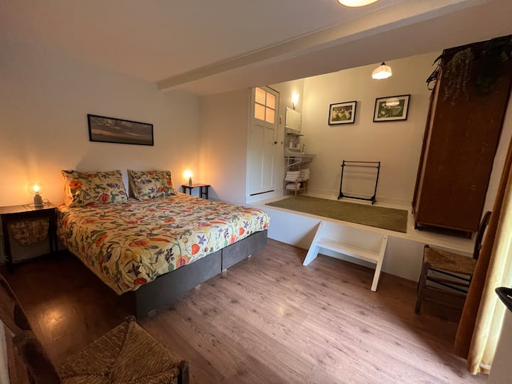 La chambre au premier étage dispose d'un sommier à ressorts (AVEK) et est faite en lit double. 
(Sur demande, nous pouvons les transformer en deux lits simples en un rien de temps !)