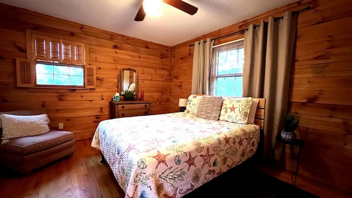 Главна спална соба со приватна сопствена бања со тоалет. Брачен кревет (широк 150-179 см), завеси за затемнување, складиште за облека, паметен телевизор.