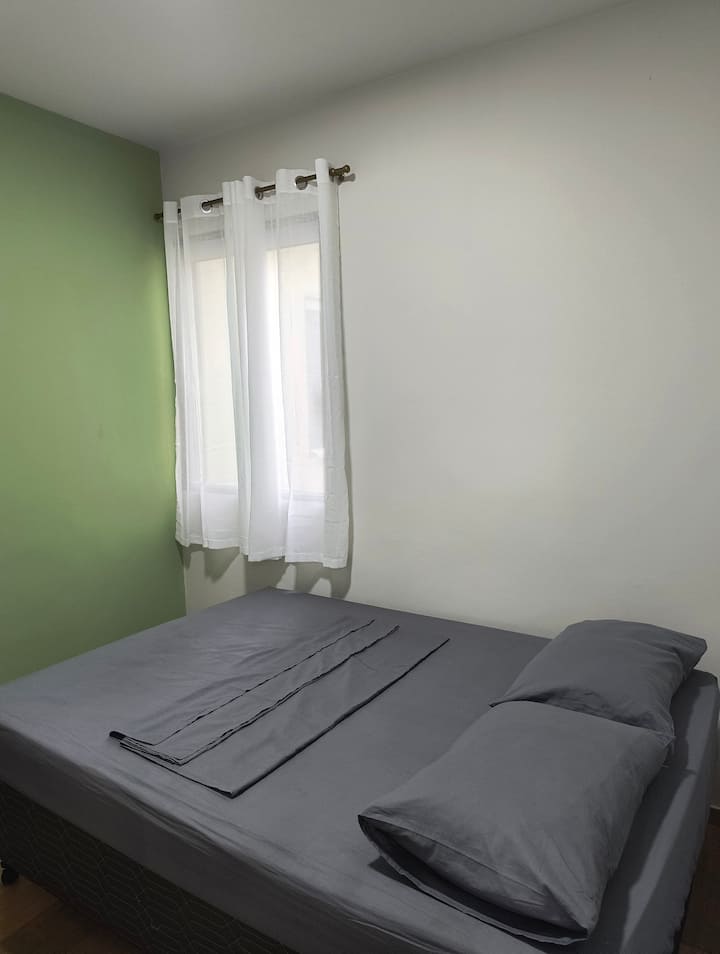 Tweepersoonsbed, verduisterend gordijn, rek ara en ventilator.