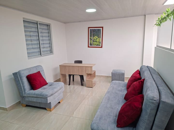 Spazio ampio e versatile con un comodo soggiorno e una scrivania, ideale per riposare, leggere, lavorare in tranquillità o godersi un soggiorno comodo e confortevole a Bogotá.