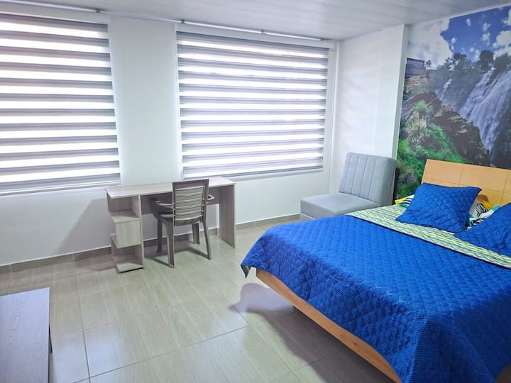 Spaziosa e accogliente camera da letto padronale con un letto comodo, Smart TV con DirecTV, scrivania per il lavoro e un ambiente ideale per un soggiorno davvero riposante.