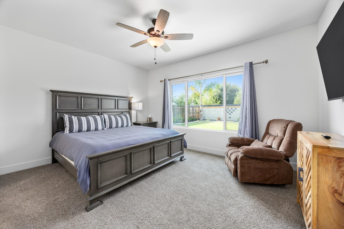 Naslonjač za masažu u glavnoj spavaćoj sobi za one koji ne mogu spavati u krevetima. Naslonjač ima načine masaže i grijanja.

Pametni TV od 65"