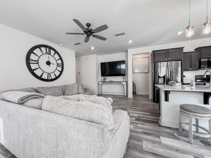 Cozy 3br Retreat | Backyard & Garage Parking - Bakersfield, CA