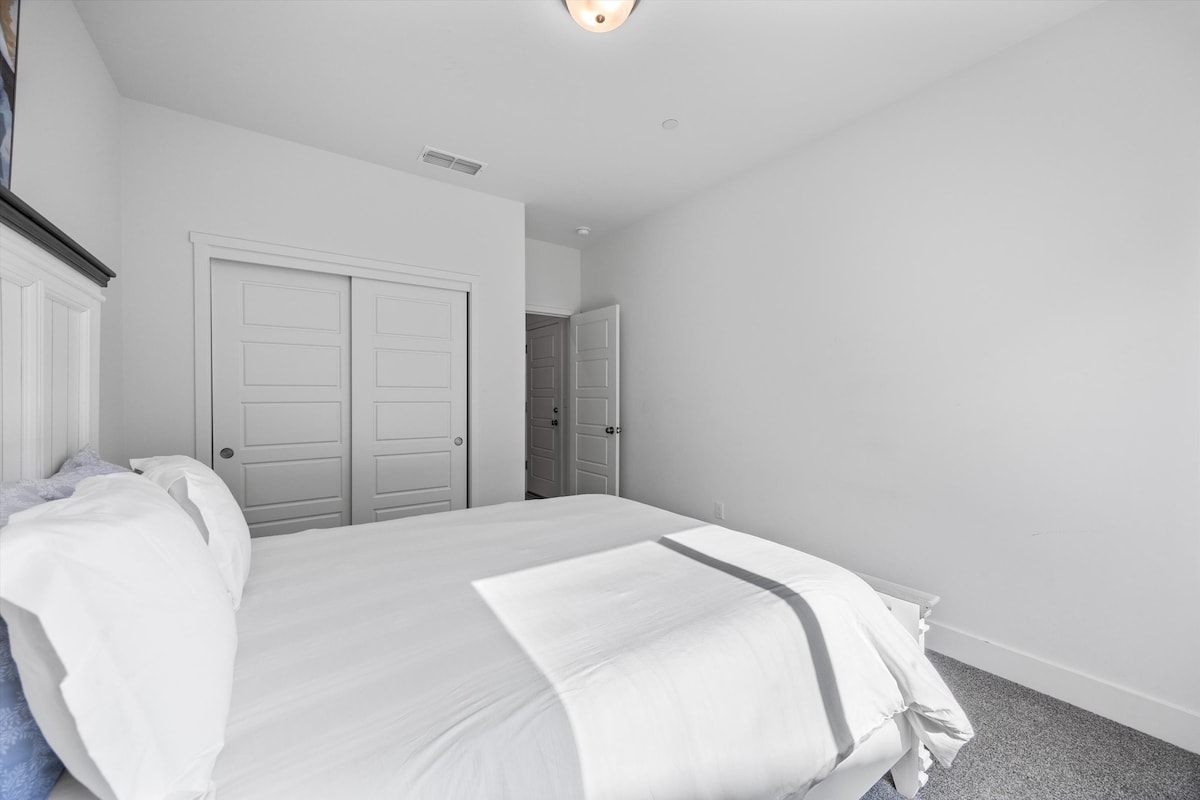 Dodirnite aktivirane svjetiljke za osvjetljavanje.  
Iznimno udobni madraci od memorijske pjene od 14"
Dodatni jastuci i deke