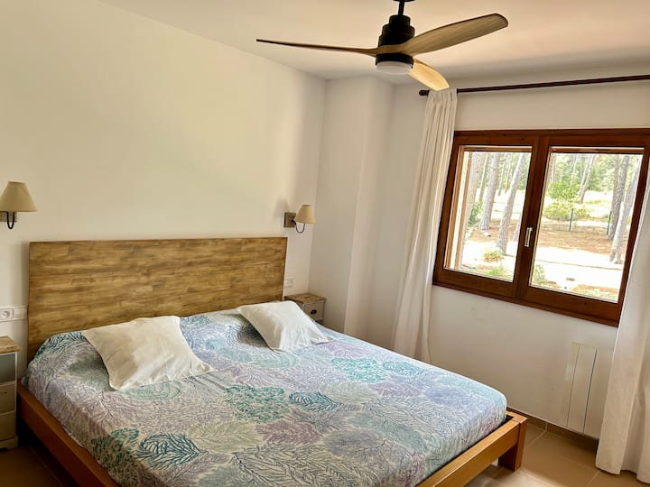 סוויטת חדר עם מיטת קינג סייז 2x2 ומרפסת פרטית.