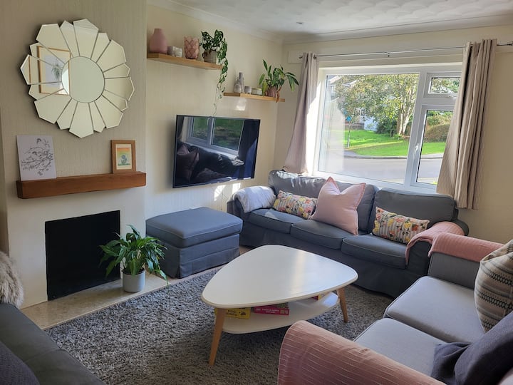 Salón moderno y acogedor con abundante luz natural. Amplios asientos para que toda la familia disfrute de películas o juegos. Un sofá se convierte en una cómoda cama doble para 2 adultos.