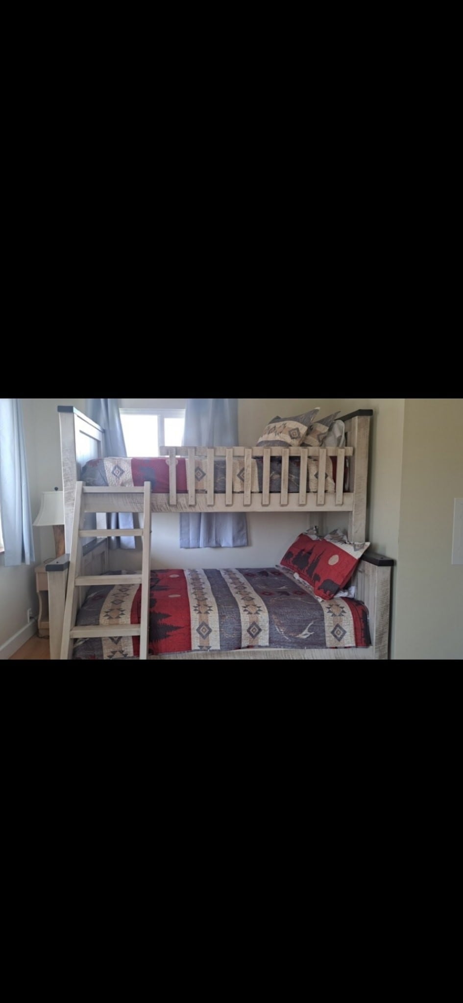 Esta es una litera con  una cama doble en la parte superior y una de tamaño completo en la parte inferior. También hay una cama plegable doble y un colchón de aire tamaño queen en el armario. 