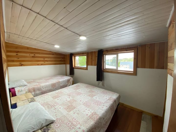 საძინებელი ორადგილიანი და დამატებითი ერთადგილიანი საწოლი საზიარო სააბაზანოთი.
კასტროს ყურეს გადაჰყურებს.