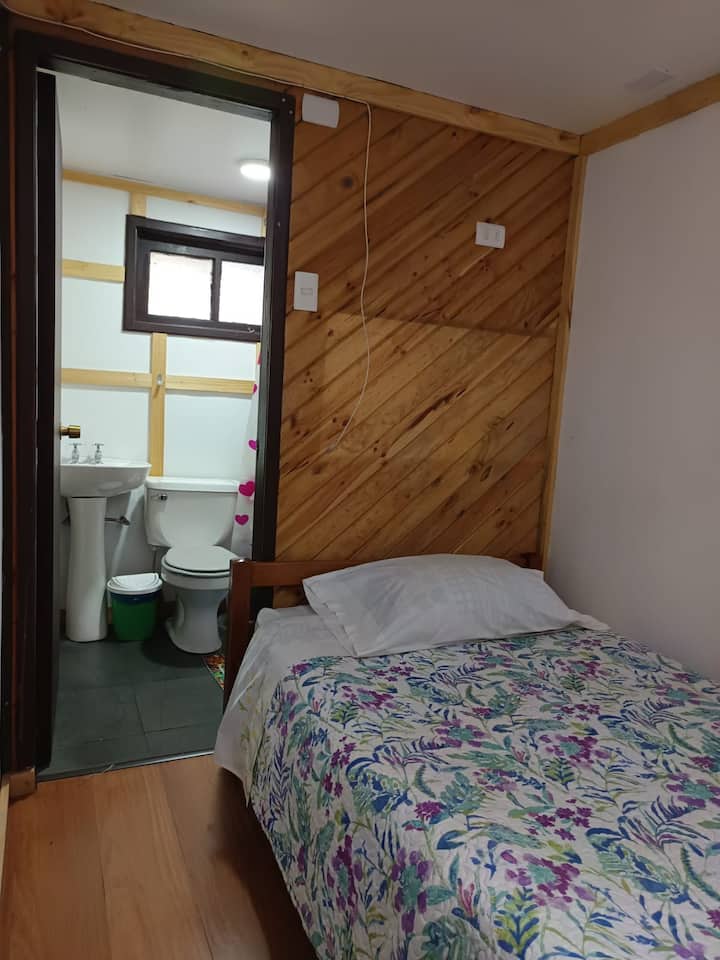 2 საწოლი, ერთი კვადრატული და ნახევარი კვადრატული ცალკე სააბაზანოთი 