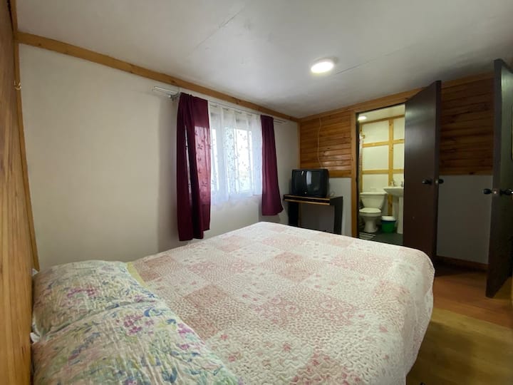 ოთახი ორადგილიანი საწოლითა და ცალკე სააბაზანოთი.
კასტროს ყურეს გადაჰყურებს.