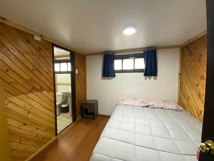 საძინებელი ორადგილიანი საწოლით და ცალკე სააბაზანოთი 