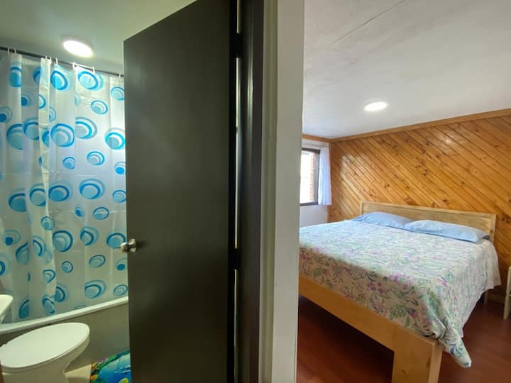 ორადგილიანი ოთახი დამხმარე სააბაზანოთი.
კასტროს ყურეს გადაჰყურებს.