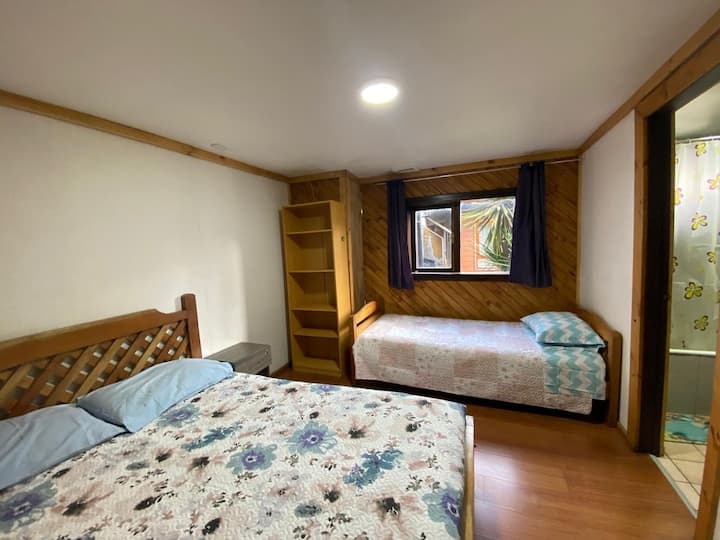 ორადგილიანი ოთახი დამატებითი საწოლითა და ცალკე სააბაზანოთი 