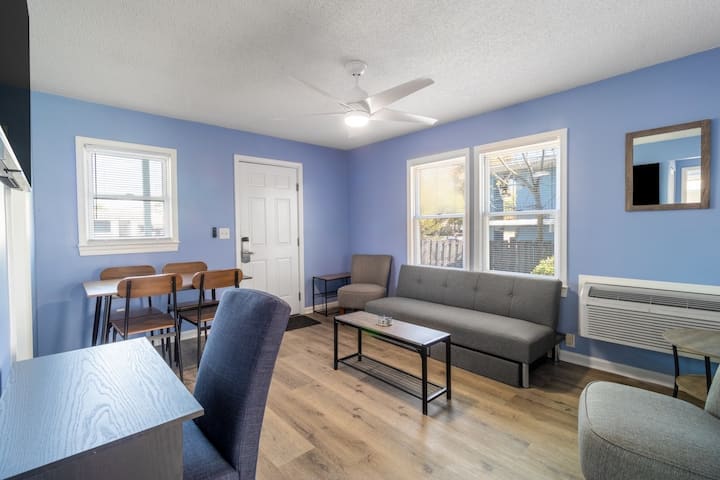 Big Blue: Serene Suite 2 Blocks From The Beach! - Myrtle Beach