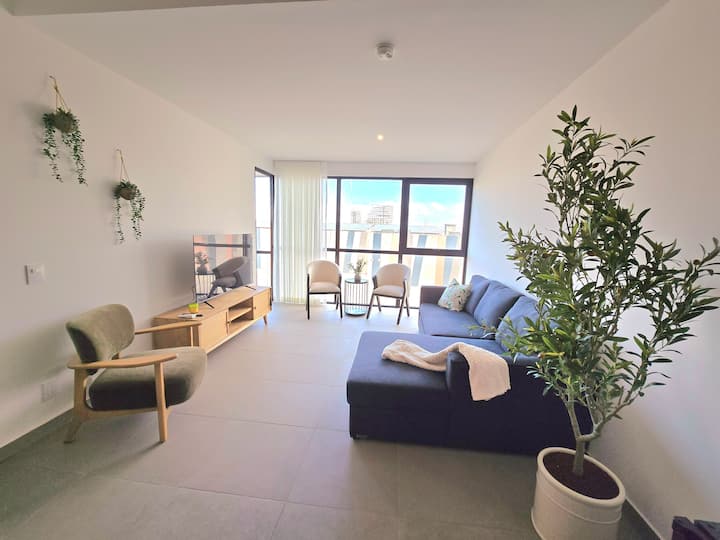 Მისაღები ოთახი ორადგილიანი გასაშლელი დივნით. სმარტ‑ტელევიზორი, კონდიციონერი და აივანი.