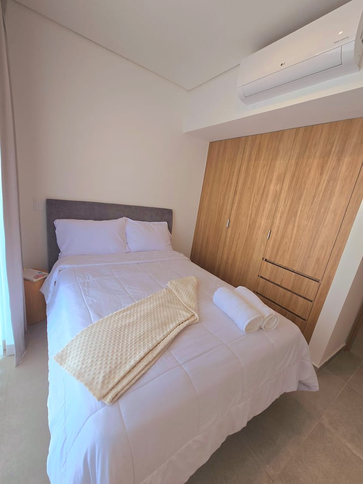 ორადგილიანი საწოლი, მინი‑სპლიტი, დიდი კარადა, აივანი