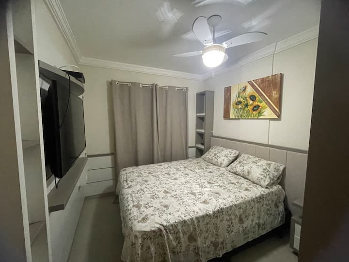 Quarto Casal,  Ar condicionado, Televisão, Roupeiro.