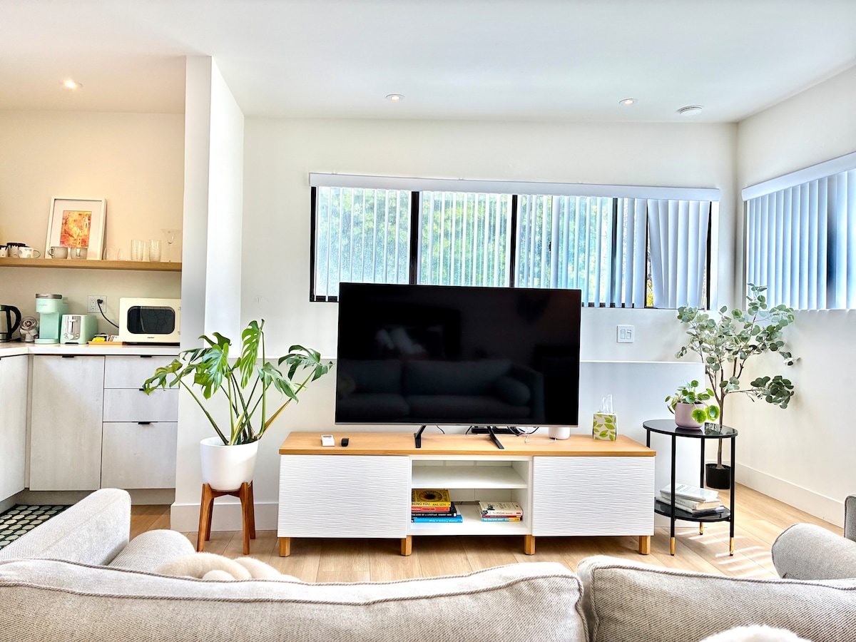 Popular Airbnb listing: West LA Gem: Serene Sun-Filled Guesthouse near LAX in Mar Vista