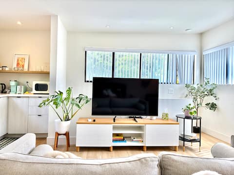 Popular Airbnb listing: West LA Gem: Serene Sun-Filled Guesthouse near LAX in Mar Vista