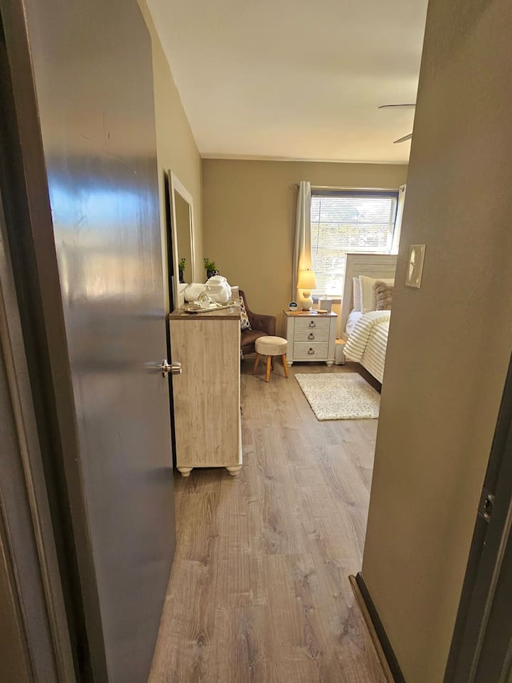 Te damos la bienvenida a nuestro acogedor y acogedor dormitorio principal✨