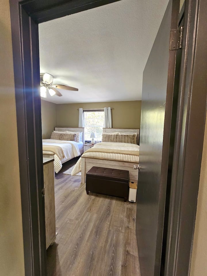 Te damos la bienvenida a nuestro segundo dormitorio: este acogedor espacio está diseñado para ser un refugio cómodo durante tu estadía.