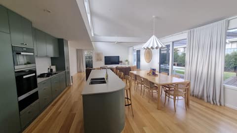 Family Home Mornington. Great location.