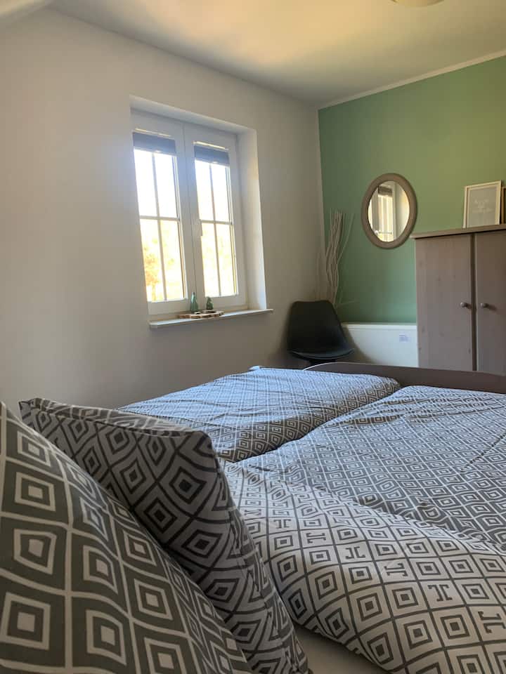 Jengo la mbweha (chumba cha kulala cha 2) lina kitanda cha watu wawili kilicho na meza na kabati la nguo. Mwonekano kutoka dirishani asubuhi ni mzuri hasa wakati ndege wanapiga kelele na sauti ya kijito inasikika juu ya nyumba.