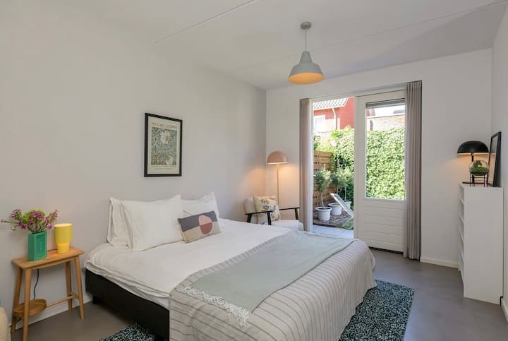 ತೋಟಕ್ಕೆ ನೇರ ಪ್ರವೇಶವನ್ನು ಹೊಂದಿರುವ ಕೆಳಮಹಡಿಯಲ್ಲಿ ಡಬಲ್ ಬೆಡ್‌ರೂಮ್ 