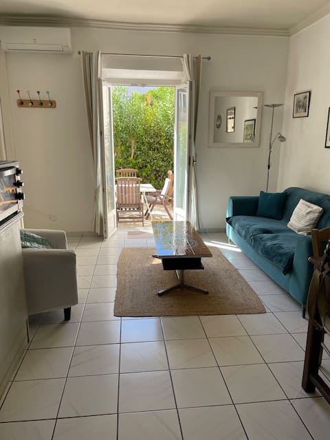 Popular Airbnb listing: apartment 2 steps from the sea and quiet in Sainte Maxime
