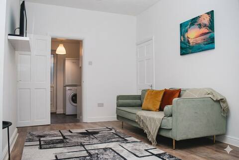 Top Airbnb: Cozy 3 Bedroom House up to 6 guest at Andrew St in County