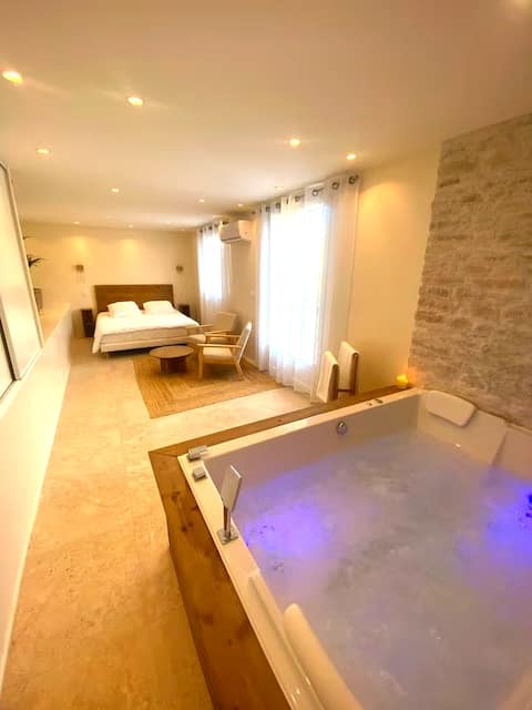 Private hot tub suite • near Nice