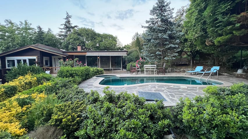 Bahçe içinde masal gibi ev