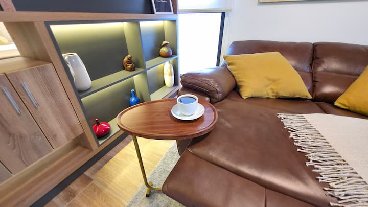 ספה דו - מושבית, סדינים וכריות נוספים.