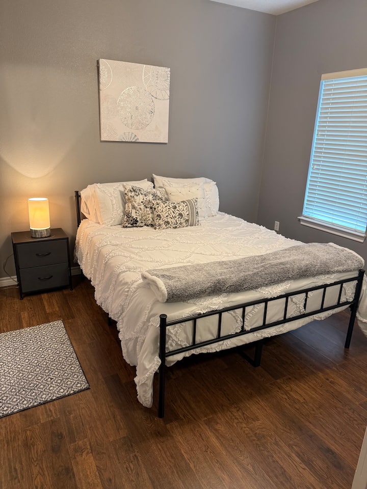 Bračni krevet (160x200) u dodatnoj spavaćoj sobi za goste.  Laminatni podovi, tepisi, ormar i kupaonica u stilu Jacka i Jill.