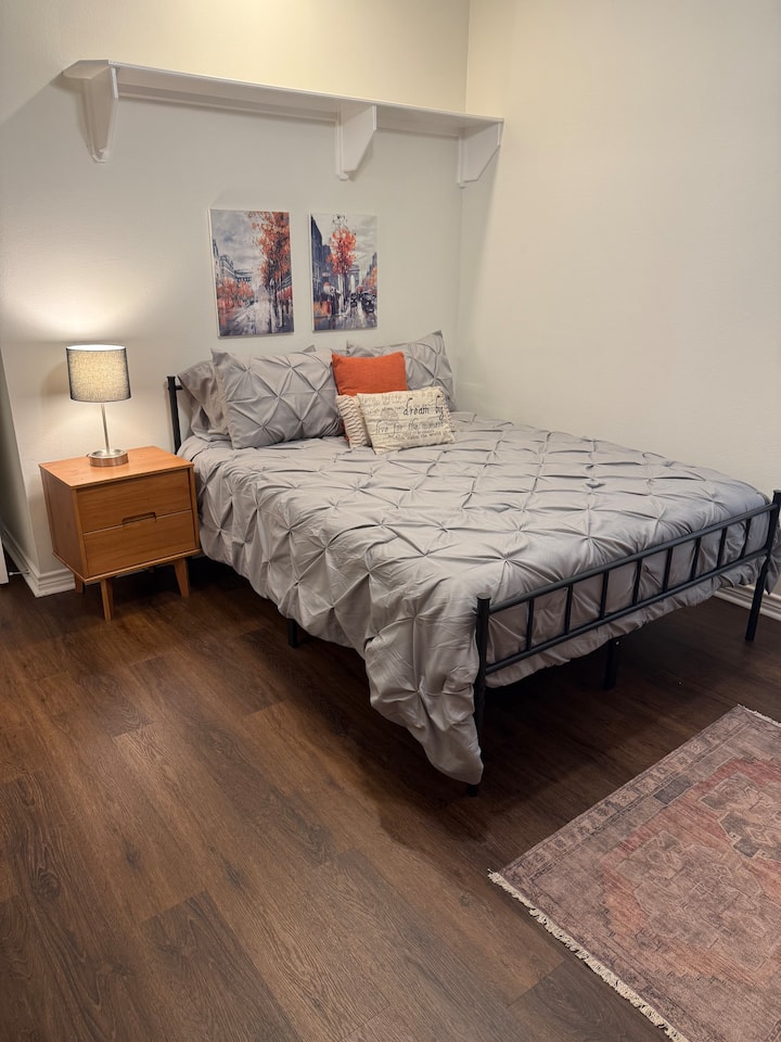 Bračni krevet (160x200) s luksuznim jastucima.  Prostrana primarna spavaća soba s kupaonicom i ormarom.  Stalak za prtljagu, vješalice, toaletne potrepštine, ručnici i posteljina.