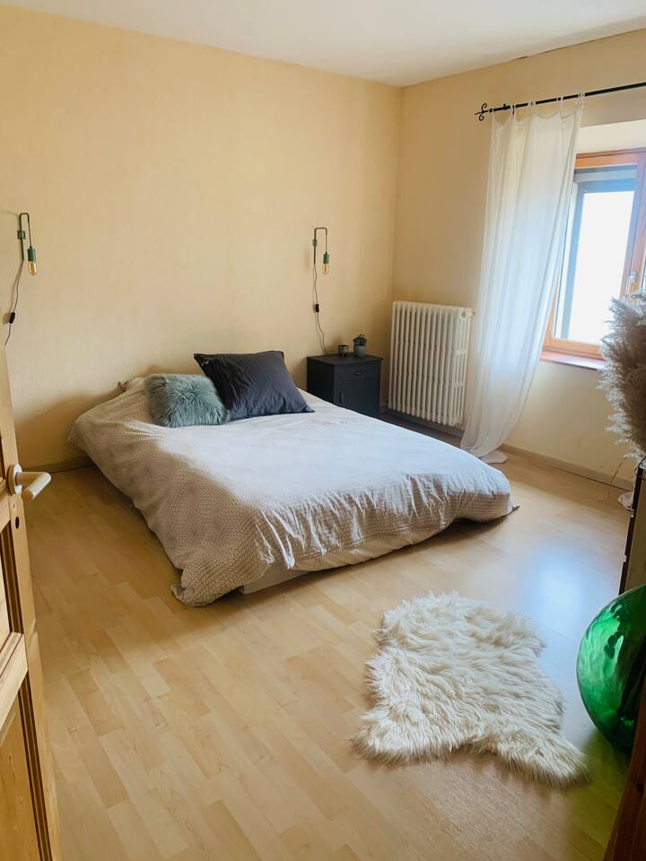 Habitación de arriba con un baño pequeño e inodoro 