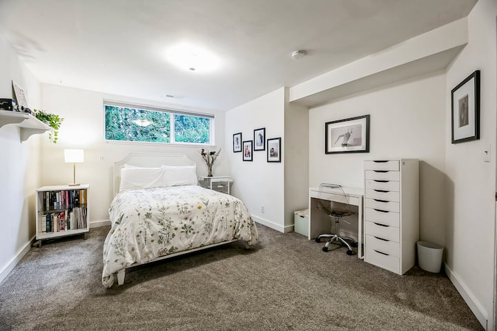 Deuxième chambre en bas avec lit complet et bureau