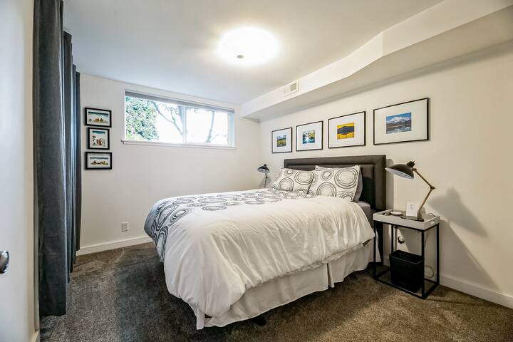 Chambre en bas avec lit queen size 