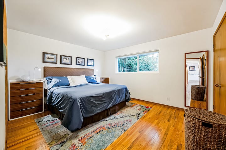 Chambre principale avec très grand lit et demi-salle de bain 