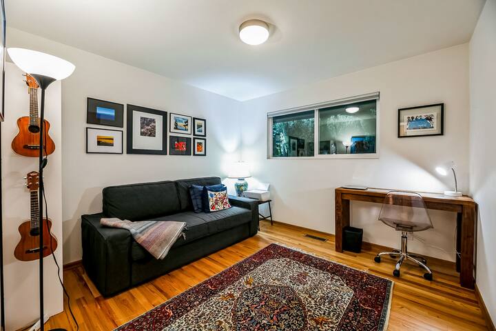 Principalement utilisé comme bureau, mais dispose d'un canapé-lit queen si nécessaire.