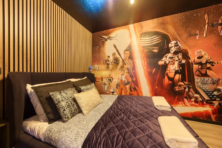 
•Blistavo zvjezdano nebo za potpuno uranjanje u prostor.
• noćne svjetiljke s laserskim sabljama iz Ratova zvijezda.
•Vrhunska posteljina s profinjenom posteljinom
	• veliki stalak za odjeću 
	• Dječji krevetić sa suncobranom dostupan na zahtjev 