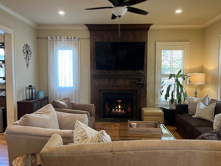 Welcome To 
La Maison Rose! 
Carlton Landing, Okla - Carlton Landing
