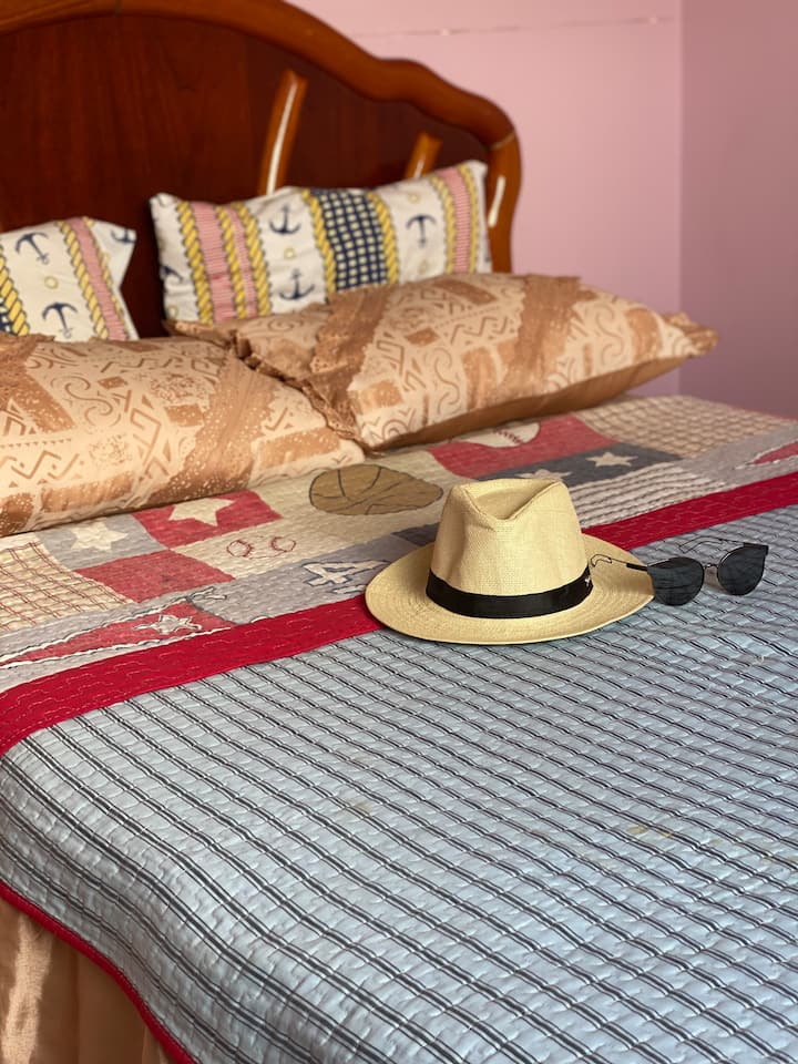 Cama de casal(king) na suíte preparada com travesseiros e capa nos colchões, garantindo conforto e higiene.