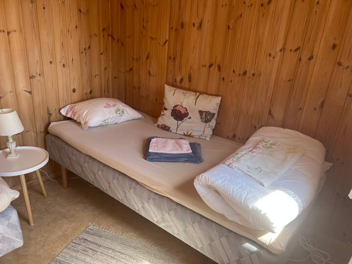 En la casa de invitados, hay un dormitorio con dos camas individuales. 