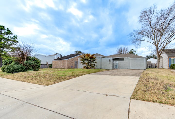 Stylish 4br Home Large Driveway & Open Living - Houston, TX