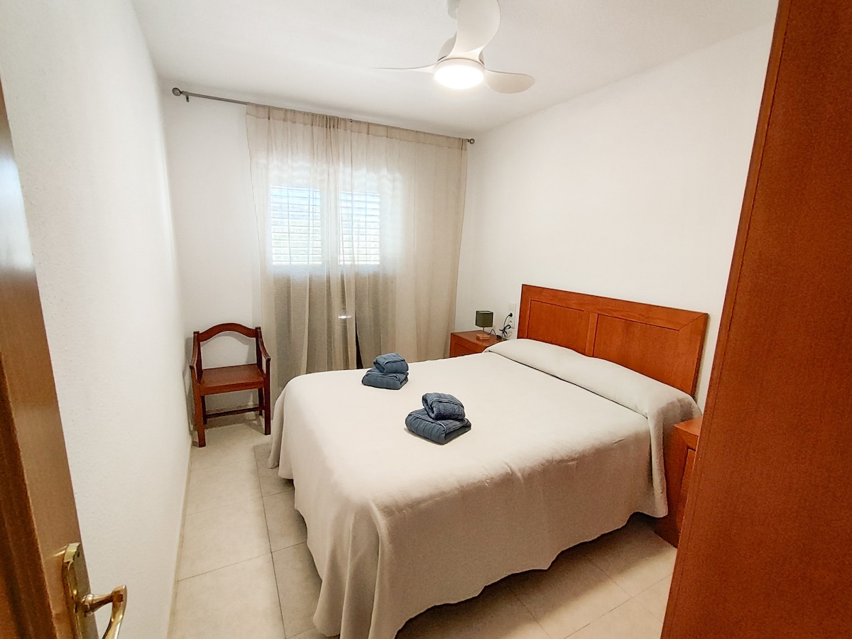 غرفة نوم رئيسية، مع سرير مزدوج 135 سم وشرفة خاصة. تحتوي على مروحة سقف وخزانة كبيرة وطاولتين.