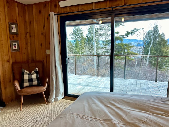 Брачна спална соба на долниот кат со пристап до долната тераса