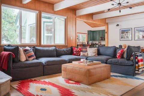 Top Airbnb: Luxe 5 Bed Chalet with Hot Tub in Calaveras