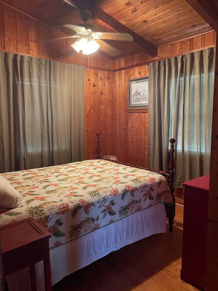 Kjo dhomë gjumi ka një krevat dopio "queen". 