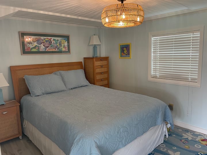 Dhoma e gjumit 4, me krevat dopio "queen", ndodhet poshtë shtëpisë dhe nuk është e arritshme nga kati kryesor. Ka një tualet në dhomën e lavanderisë ngjitur dhe një lavaman të jashtëm rreth qoshes jashtë. Një dush i jashtëm është pas shtëpisë. 